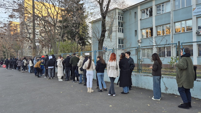 oameni stau la coada la vot
