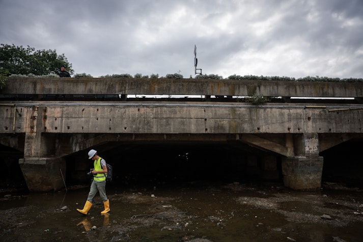Planșeul Unirii și un muncitor în apropiere